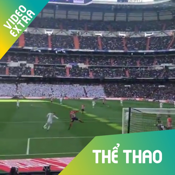 Nhin tu khan dai cu dut diem mot cham cua C.Ronaldo tai derby Madrid hinh anh