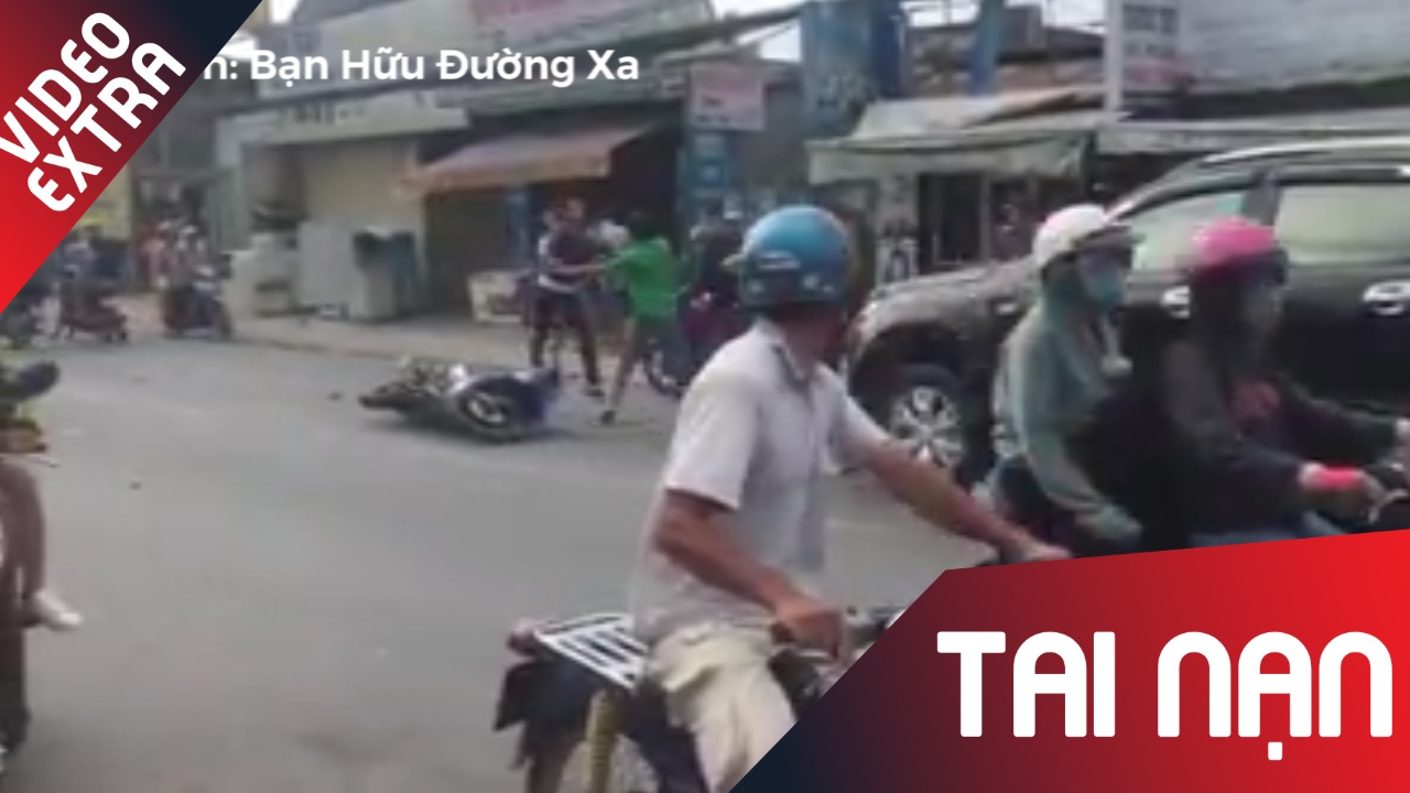 Sau vu va cham, hai thanh nien dung mu bao hiem danh nhau giua duong hinh anh