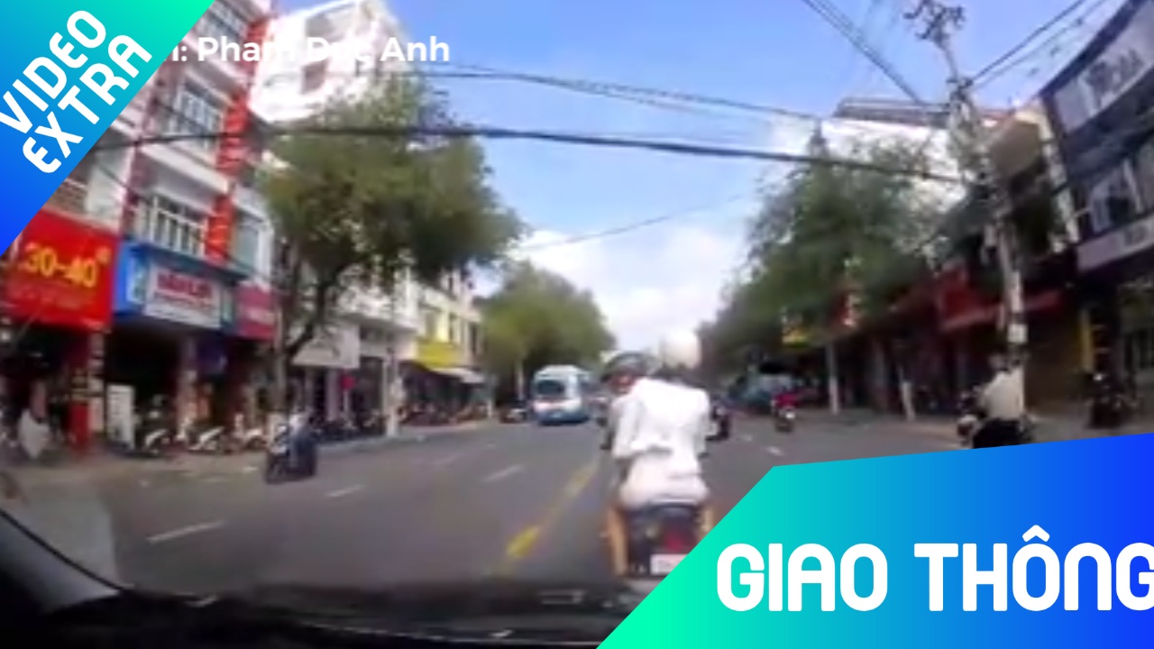 Doi nam nu vuot au, lang lach truoc dau xe oto hinh anh