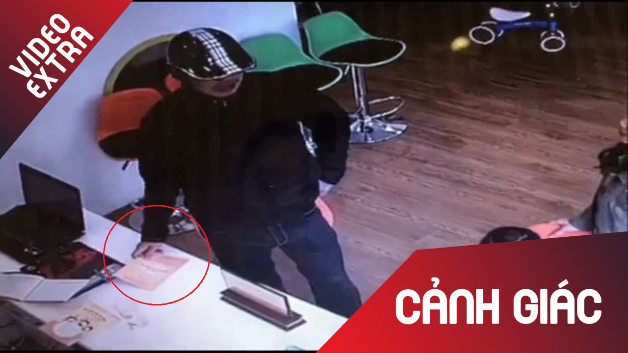 Nguoi dan ong tao ton vao truong mam non trom dien thoai hinh anh