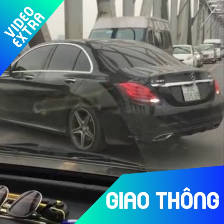 Buc xuc tac duong vi oto quay dau tren cau Chuong Duong hinh anh