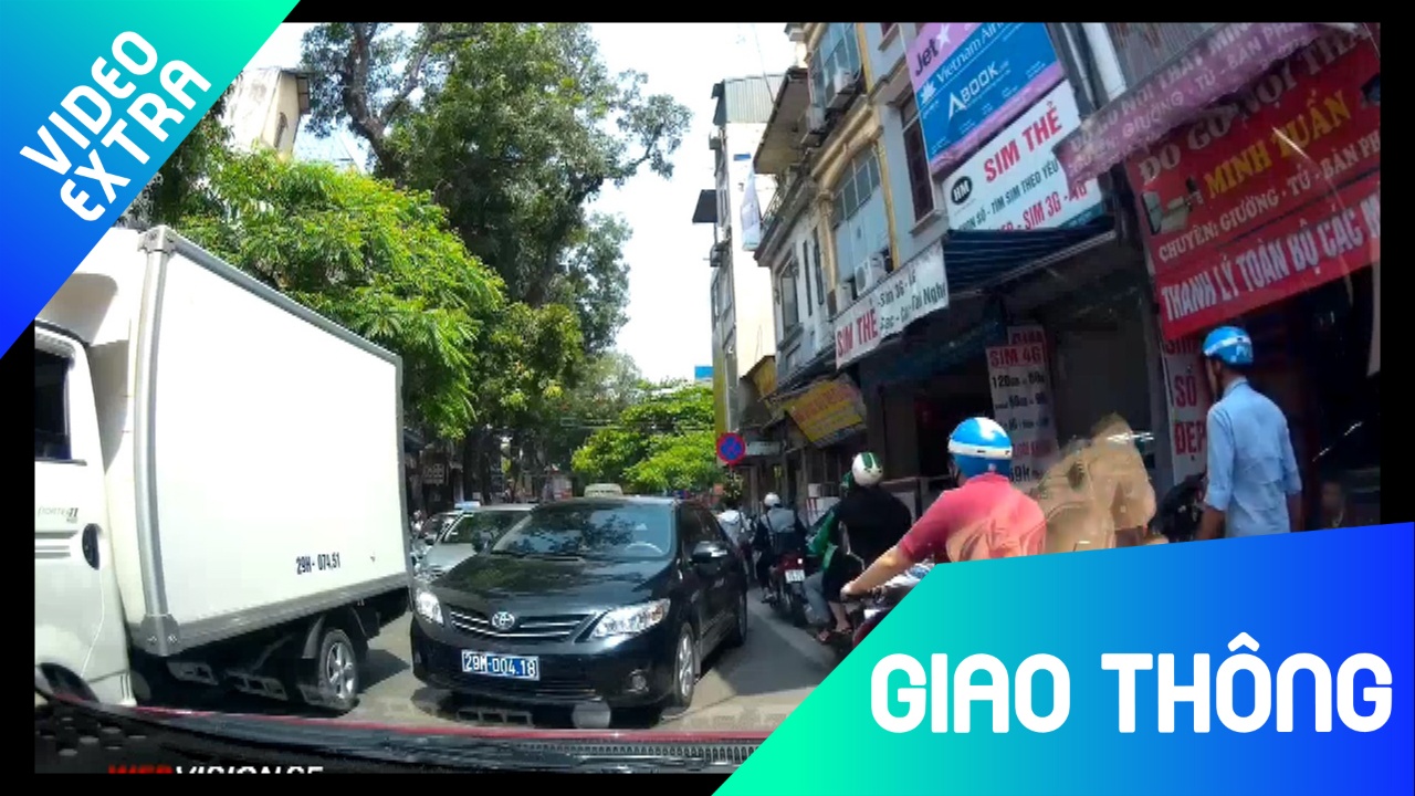 Oto bien xanh lan lan tren duong lam un tac tai Ha Noi hinh anh