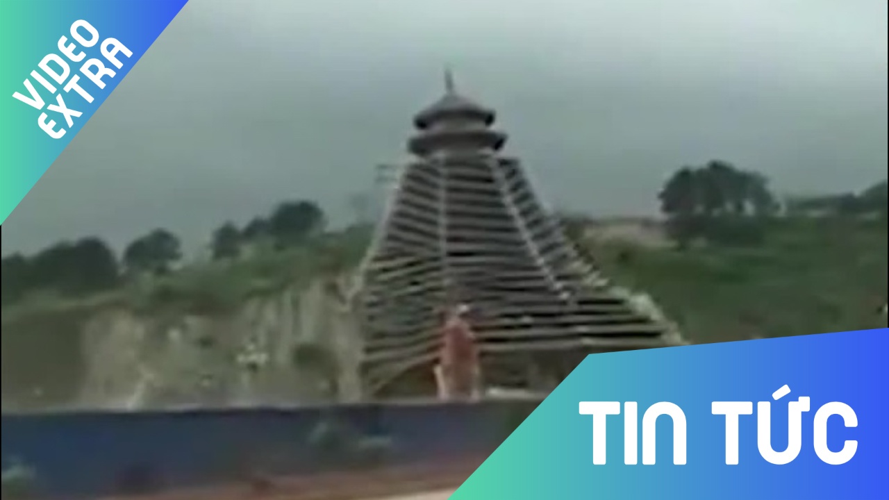 Toa thap 23 tang do sap sau mot tran gio khong qua manh tai Trung Quoc hinh anh