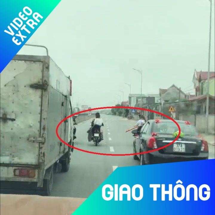 Nhom thanh nien dau tran, dan hang ngang de ruoc dau tren quoc lo hinh anh