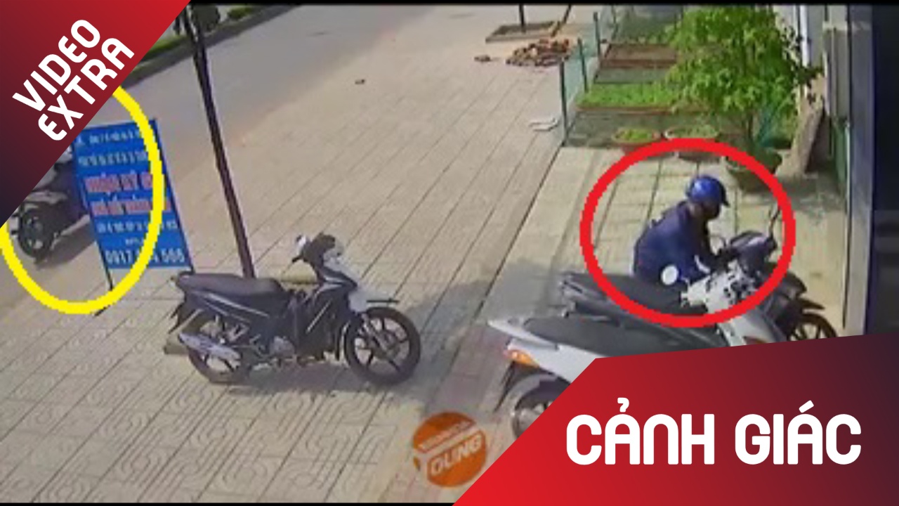 Trom ngang nhien be khoa 'cuom' xe may giua ban ngay hinh anh