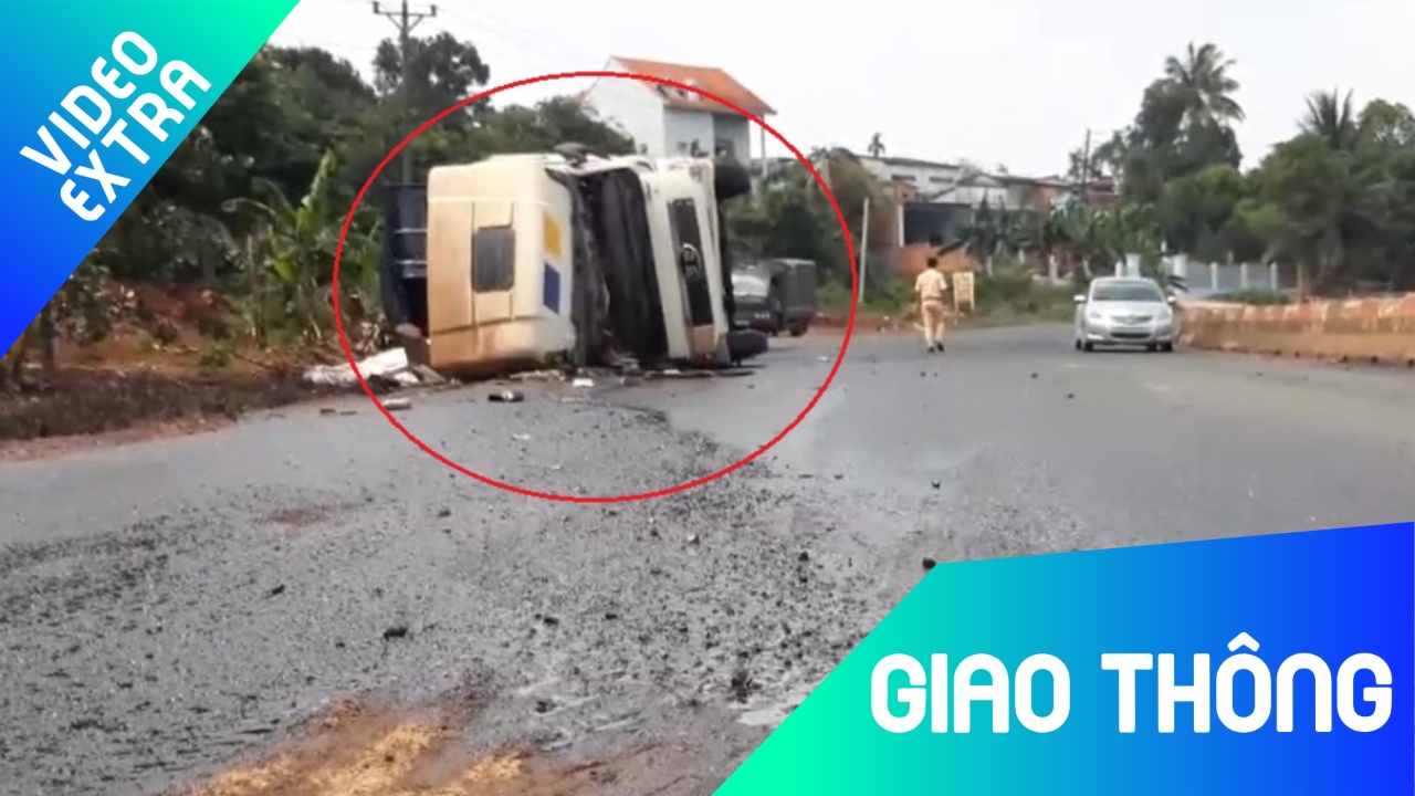 Xe container lat ngang, hang tram lit dau dieu do tran ra duong hinh anh