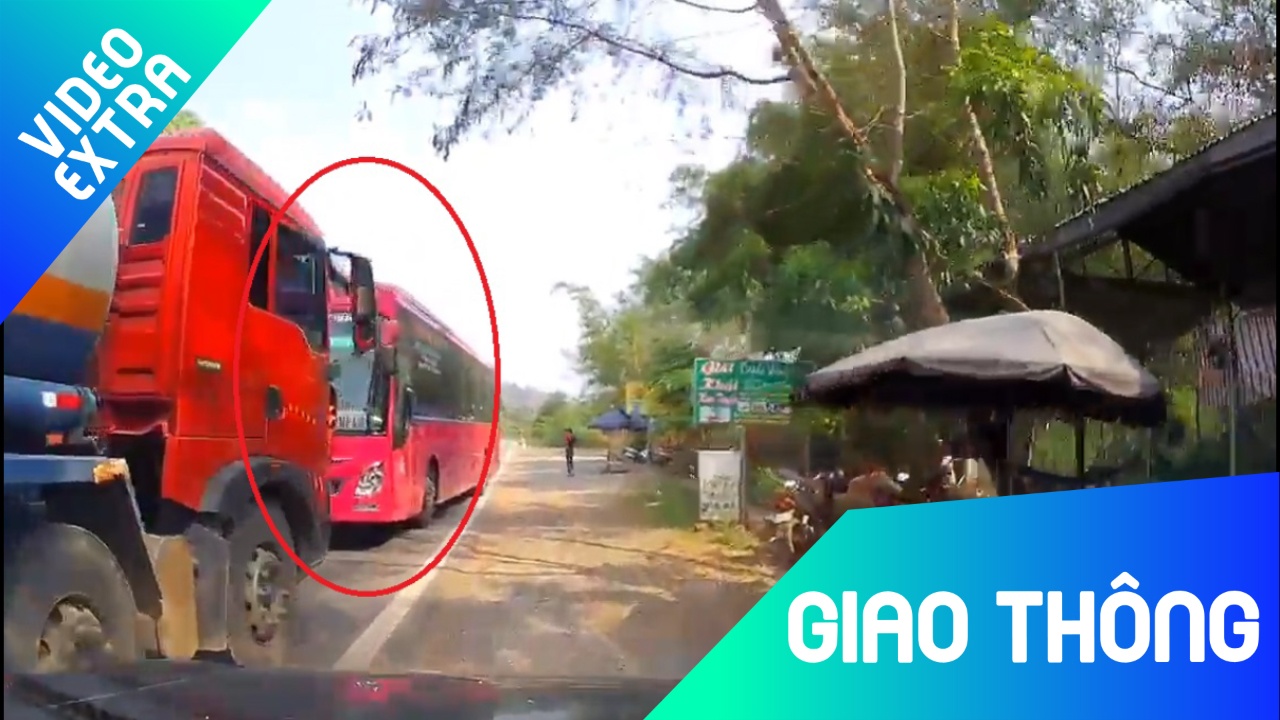 Xe khach lan lan, vuot ngay khuc cua bi xe bon chan dau, thi gan hinh anh