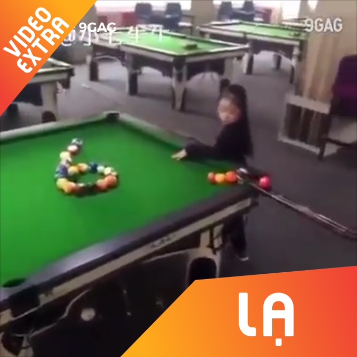 Co be 4 tuoi dieu bi nhu co thu chuyen nghiep hinh anh