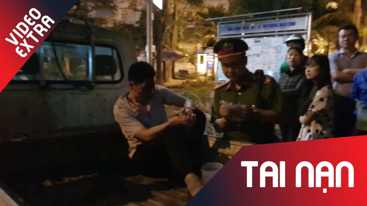 Dan vay danh tai xe oto keo le xe may hang tram met tren pho Ha Noi hinh anh