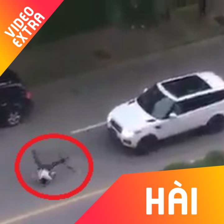 Hai huoc nguoi dan ong 'dien sau' truoc oto de an va hinh anh