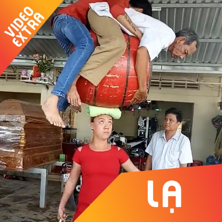 Nguoi phu nu co kha nang giu thang bang cac vat nang tren dau hinh anh