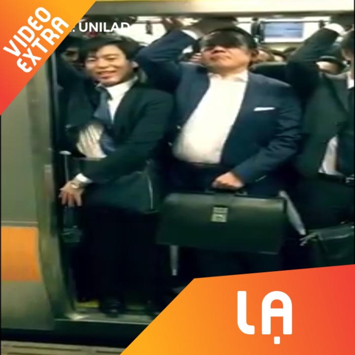 Canh tuong nhoi nhet tai ga tau dien ngam Nhat Ban trong gio cao diem hinh anh