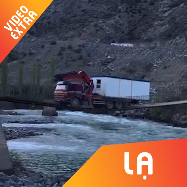 Xe container di qua cau day khien nguoi xem  'thot tim' hinh anh