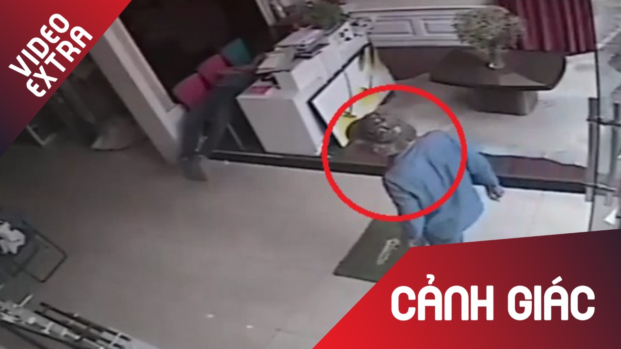 Ngu say, nam thanh nien bi trom vao cua hang lay mat vi hinh anh