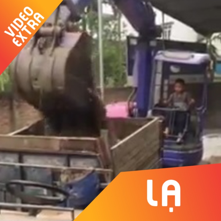 Be trai 10 tuoi lai may xuc gay tranh cai hinh anh