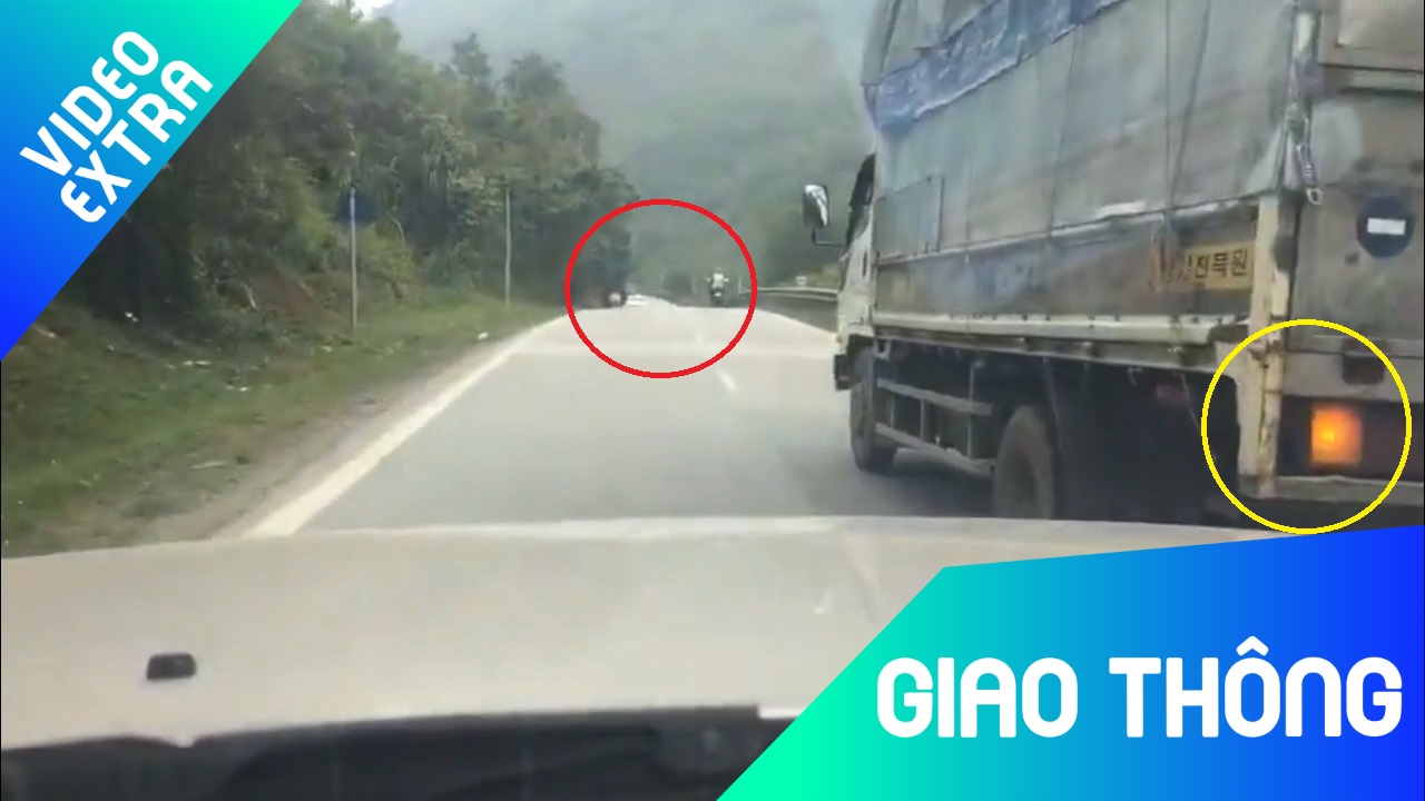 Hanh dong dep cua tai xe xe tai ra hieu cho xe sau tranh tai nan hinh anh