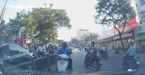 Nguoi di xe may nguoc chieu mang oto vi chan duong hinh anh