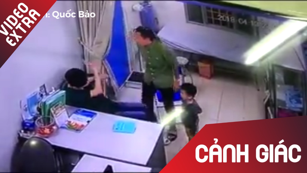 Nguoi nha benh nhi dam lien tuc vao mat bac si hinh anh