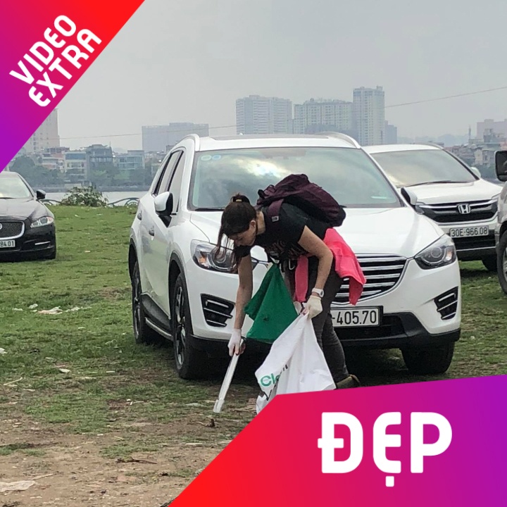 Du khach Tay nhat rac tai Phu Tay Ho, Ha Noi hinh anh