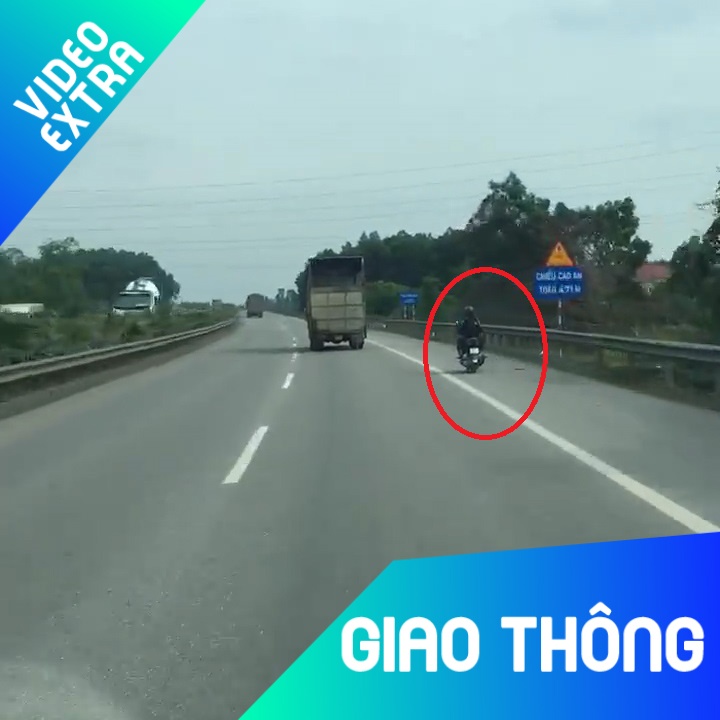 Xe may 'dua' toc do voi oto tren cao toc hinh anh