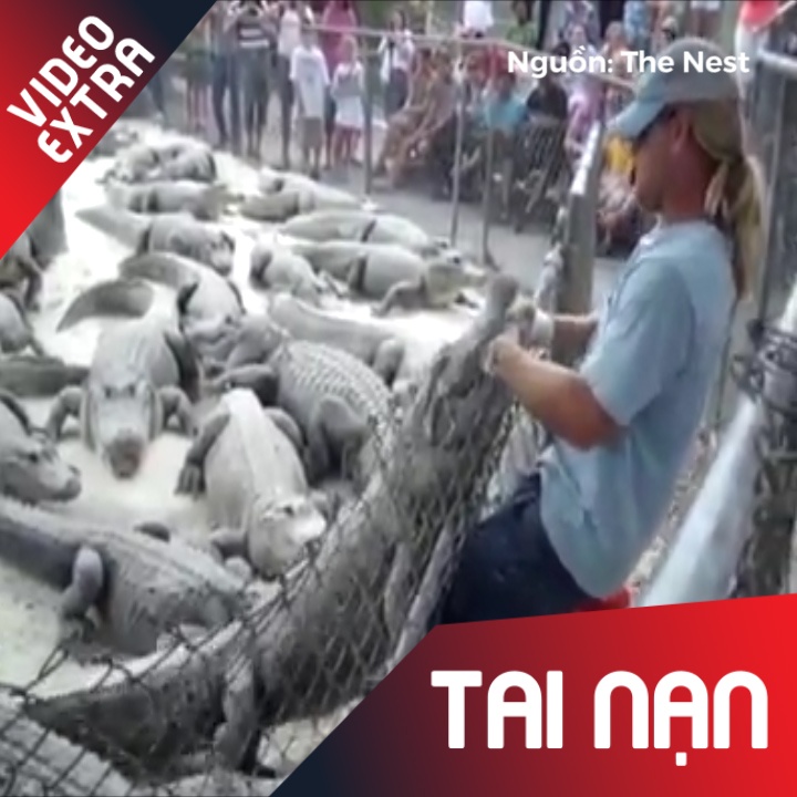 Chang trai dau tranh gianh lai ban tay trong mieng ca sau hinh anh