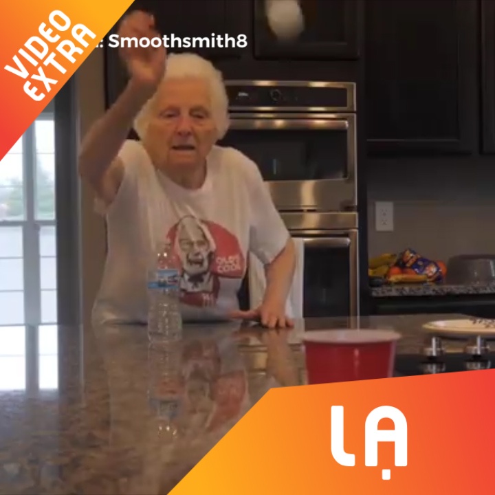 Cu gia 91 tuoi nem bong bach phat bach trung hinh anh