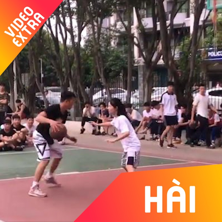 Man 'tha thinh' de thuong tren san bong ro hinh anh