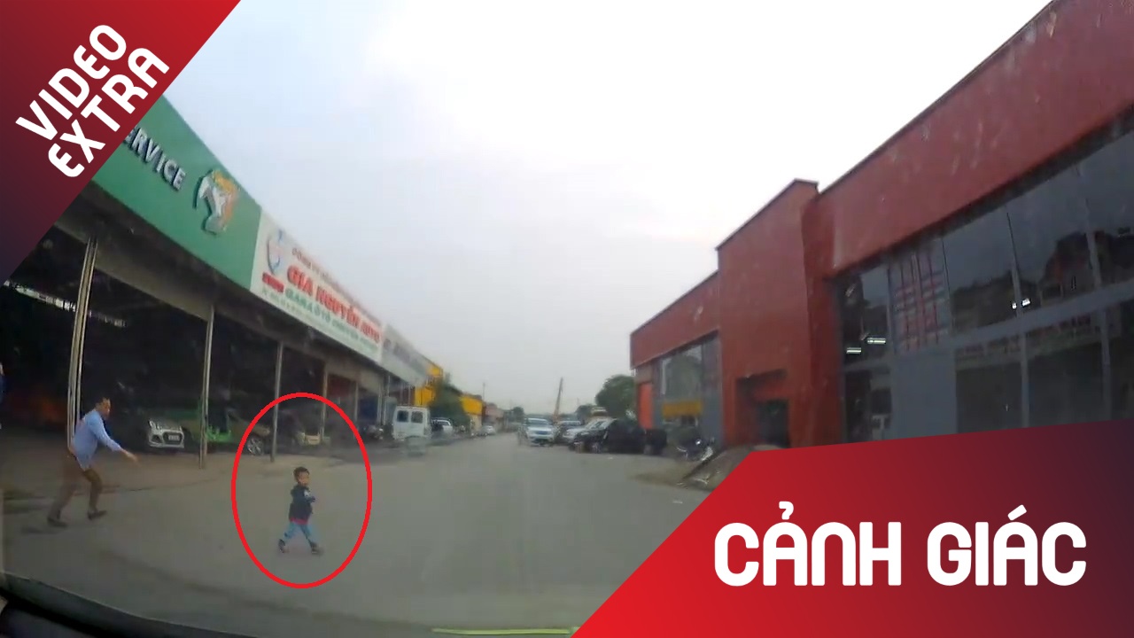 Em be bat ngo lao ra truoc mui oto khien tai xe thot tim hinh anh