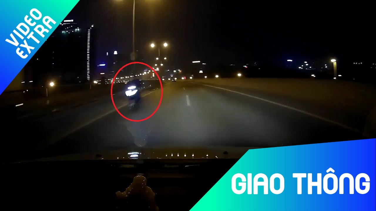 Xe may chay nguoc chieu voi toc do 'ban tho' tren duong vanh dai 3 hinh anh