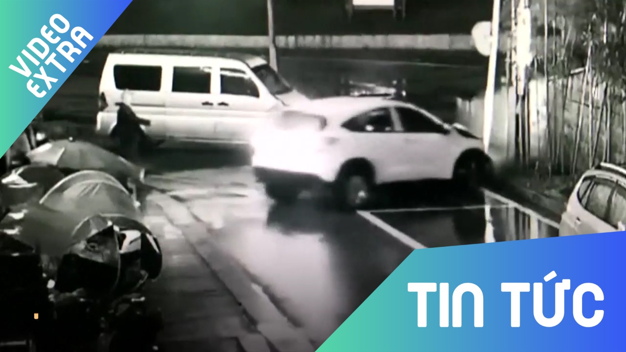 Nu tai xe lai xe dam dien loan trong bai de xe o Trung Quoc hinh anh