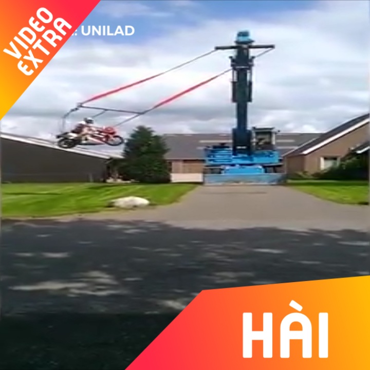 Thanh nien mang moto ra lam xich du hinh anh