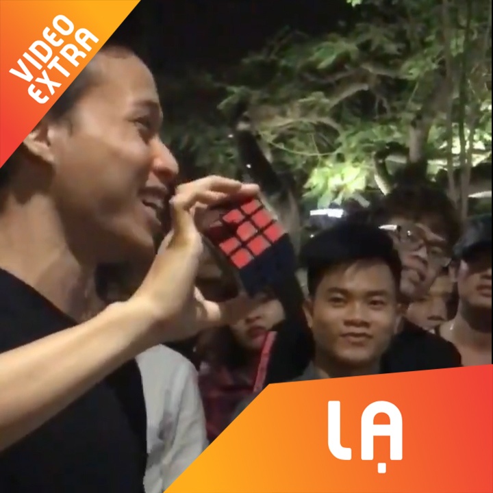 Clip chang trai 'giai' rubik trong vong chua den 2 giay tai Ha Noi hinh anh