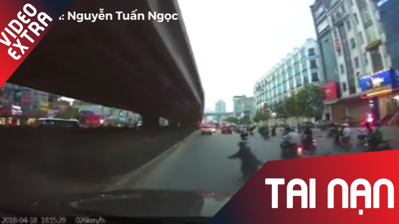 Va cham voi nguoi di duong, xe may vang ngay truoc dau oto hinh anh