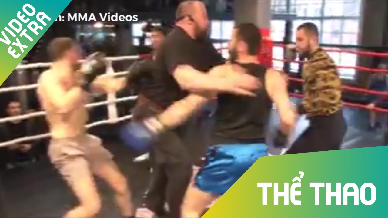 Thua cuoc, vo si cung huan luyen vien danh nguoi doi thu hinh anh