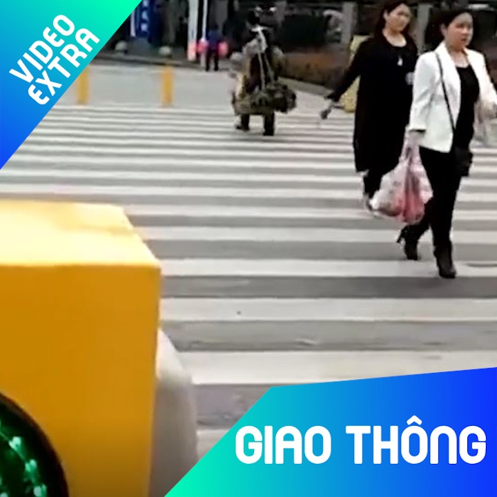 May xit nuoc vao nguoi di bo sai luat o Trung Quoc hinh anh