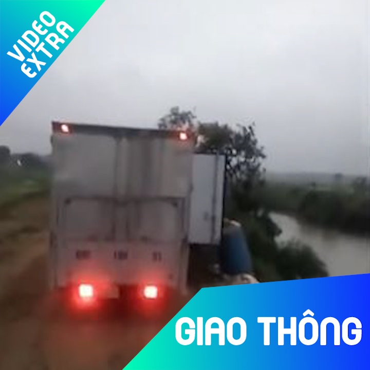 Xe tai cho day rac, vo tu do xuong song o Hung Yen hinh anh