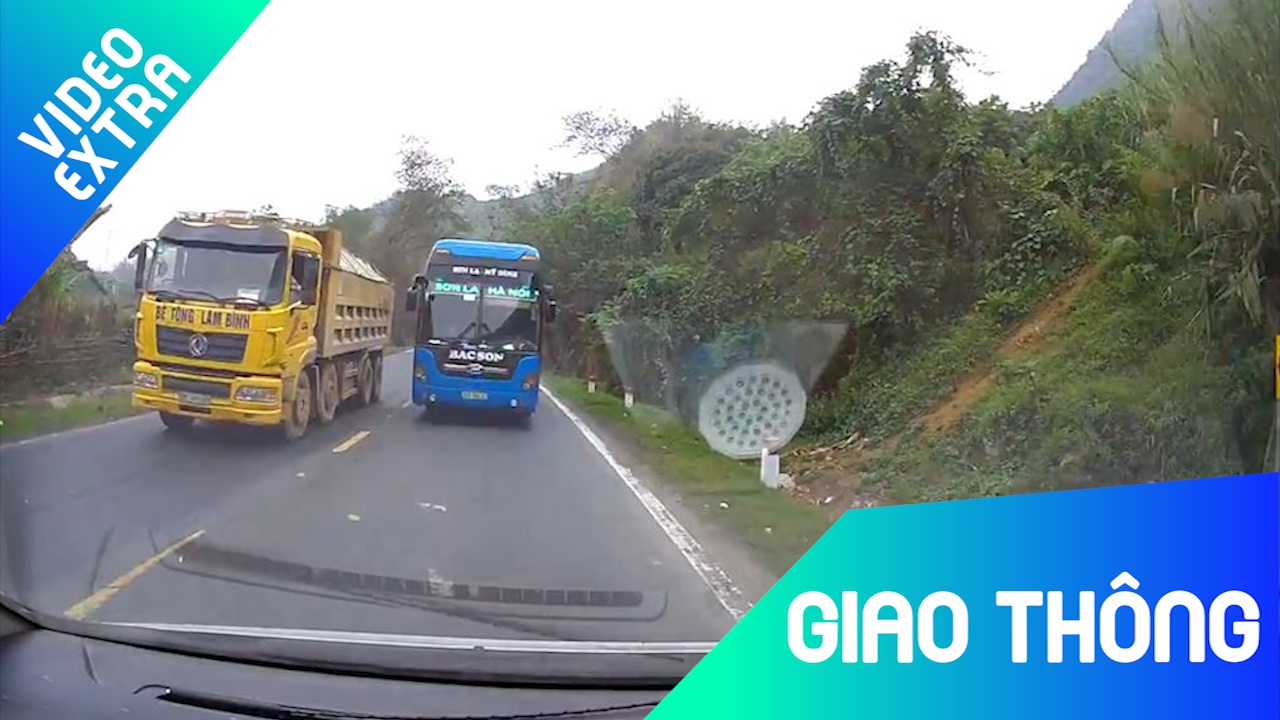 Xe khach lan lan suyt dam dau vao oto hinh anh