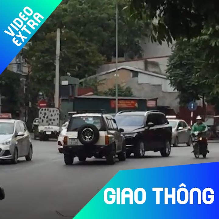 Hai xe oto thi gan doi dau tren pho Ha Noi hinh anh