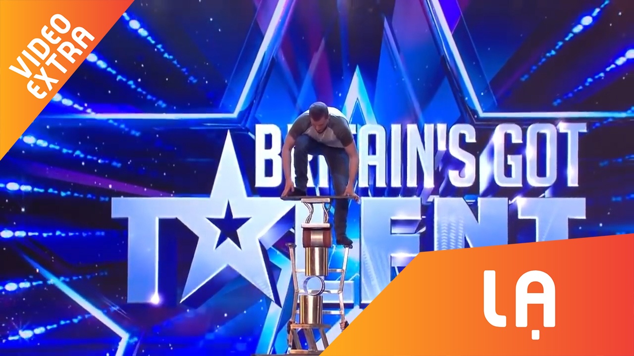 Chang trai dung tren dinh hang ta do vat tai Tim kiem tai nang Anh hinh anh