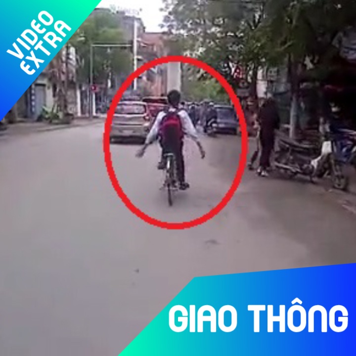 Nam sinh phong xe dap buong tay, mua may giua dong xe co hinh anh