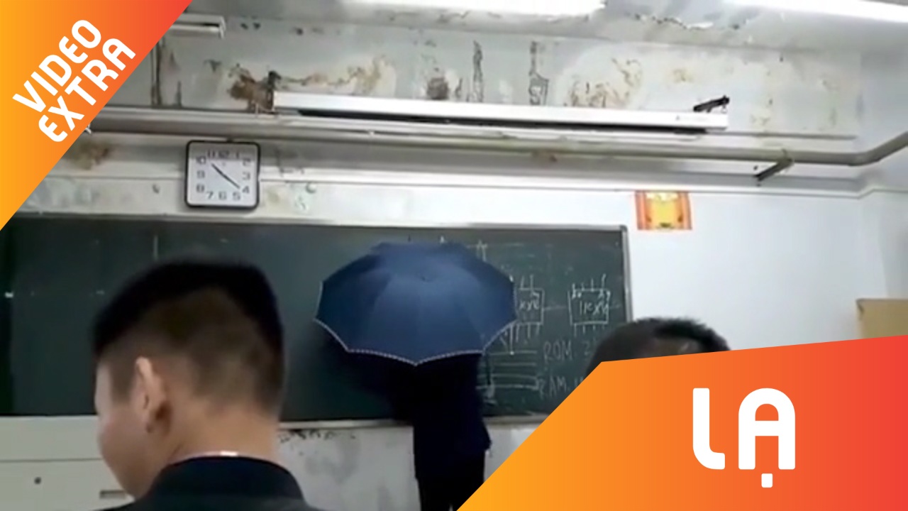 Thay giao vua cam o, vua giang bai trong lop hoc dot nuoc o Trung Quoc hinh anh