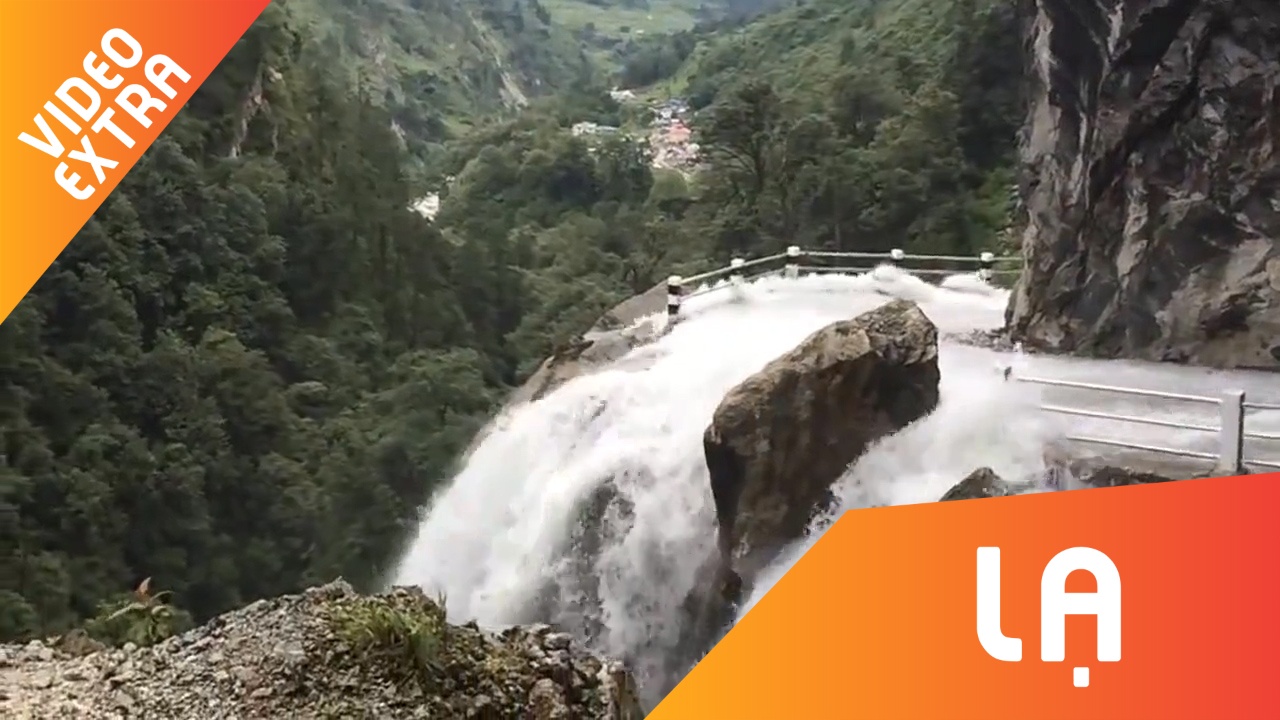 Oto thach thuc tu than, bang qua dong nuoc xiet sat mep vuc sau hinh anh