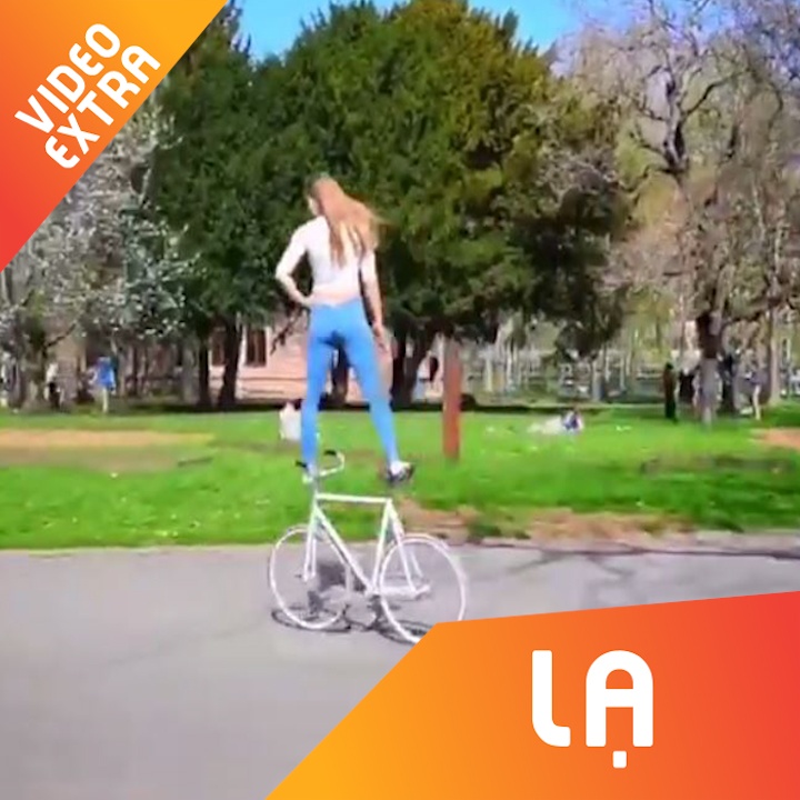 Co gai xinh dep nguoi Duc 'lam xiec' voi xe dap hinh anh