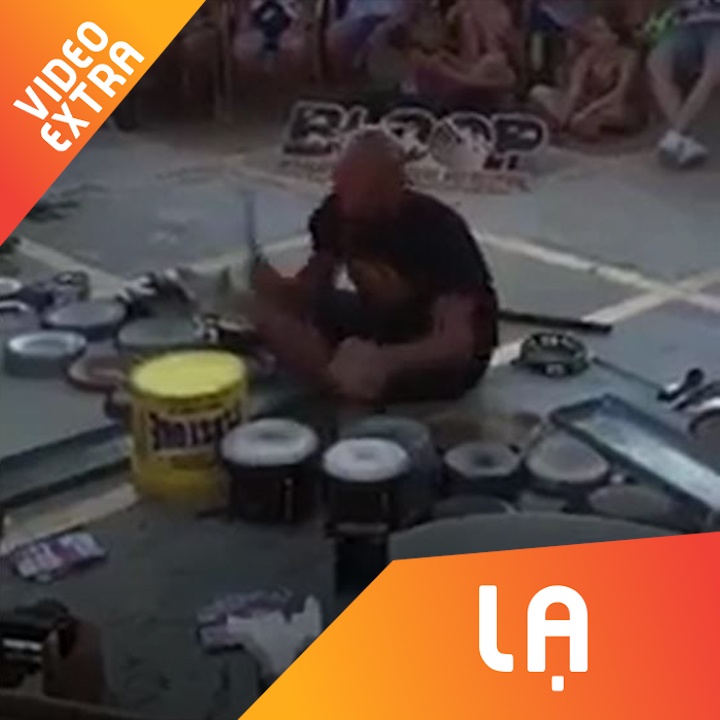 Chang trai bieu dien man danh trong 'than sau' bang noi chao cu hinh anh