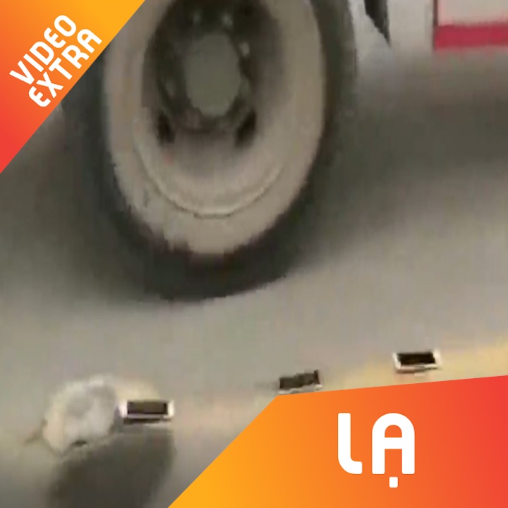 Truong lai xe dat dien thoai thi sinh len vach son de day lui xe hinh anh