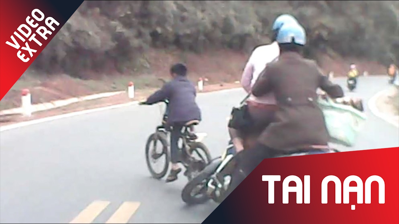 Be trai quay dau xe khong quan sat lam 2 nguoi di sau nga giua duong hinh anh