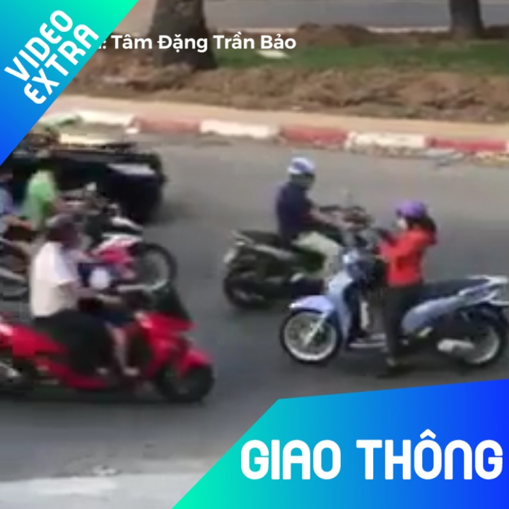Co gai than nhien dung xe giua duong nguoc chieu nghe dien thoai hinh anh