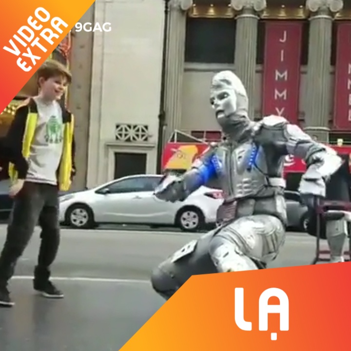 Man nhay robot mot chin mot muoi giua cau be va nghe si duong pho hinh anh