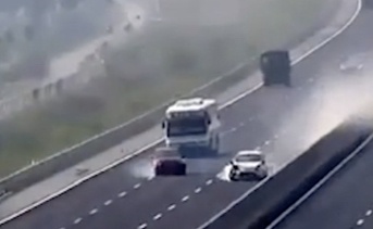 Hai oto va cham nhu phim tren cao toc duoc chu y nhat tuan hinh anh