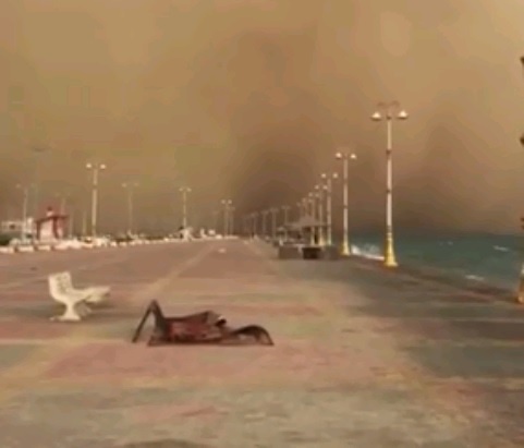 La lung canh tuong bao cat tren bien hinh anh